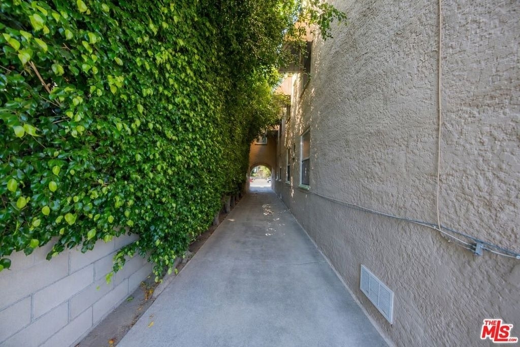 8232 Blackburn Avenue - Photo 15