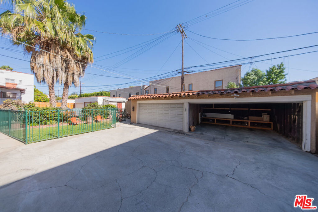 8232 Blackburn Avenue - Photo 17