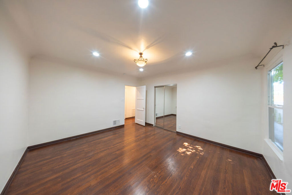 8232 Blackburn Avenue - Photo 9