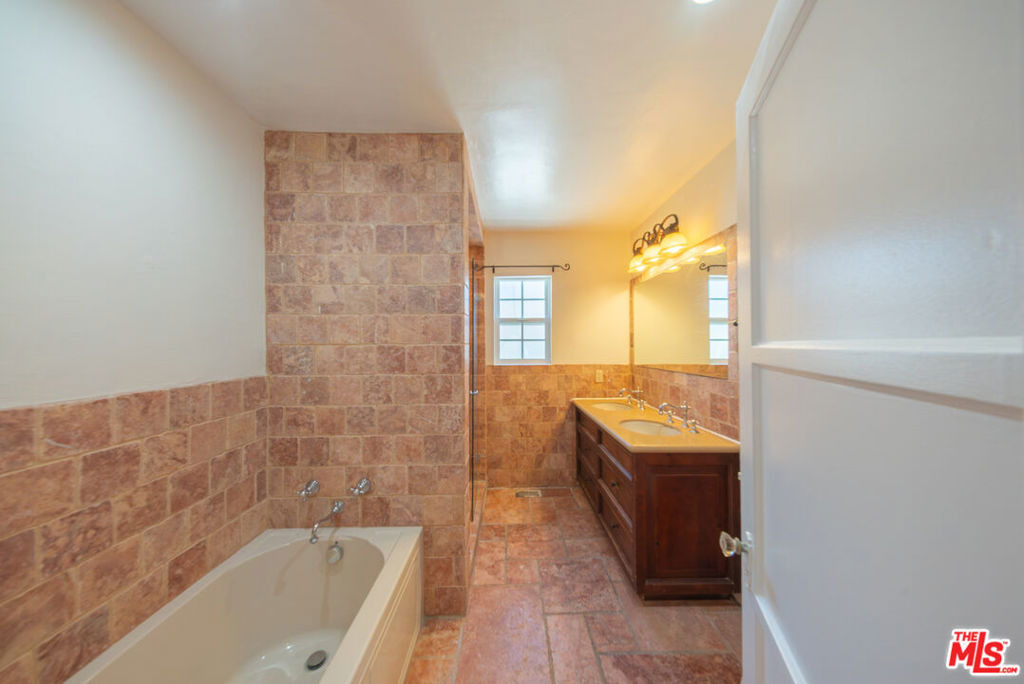 8232 Blackburn Avenue - Photo 7