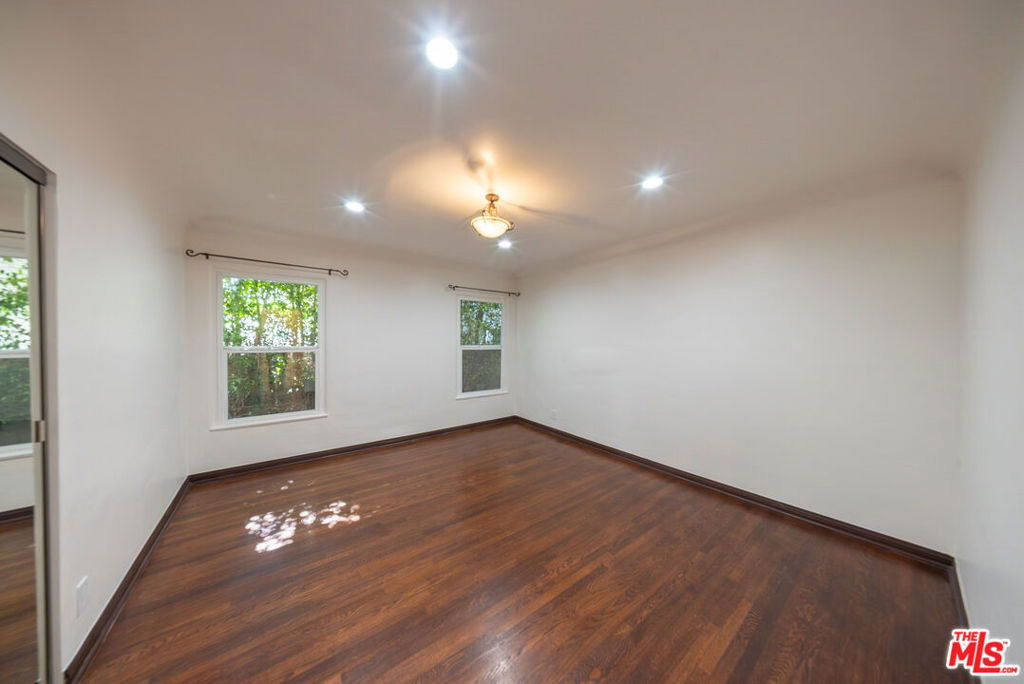 8232 Blackburn Avenue - Photo 10