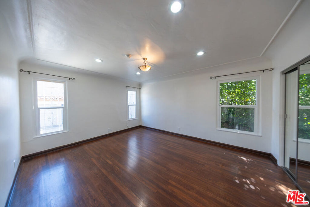 8232 Blackburn Avenue - Photo 8