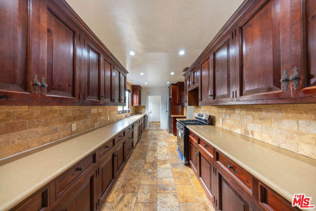 8232 Blackburn Avenue - Photo 4