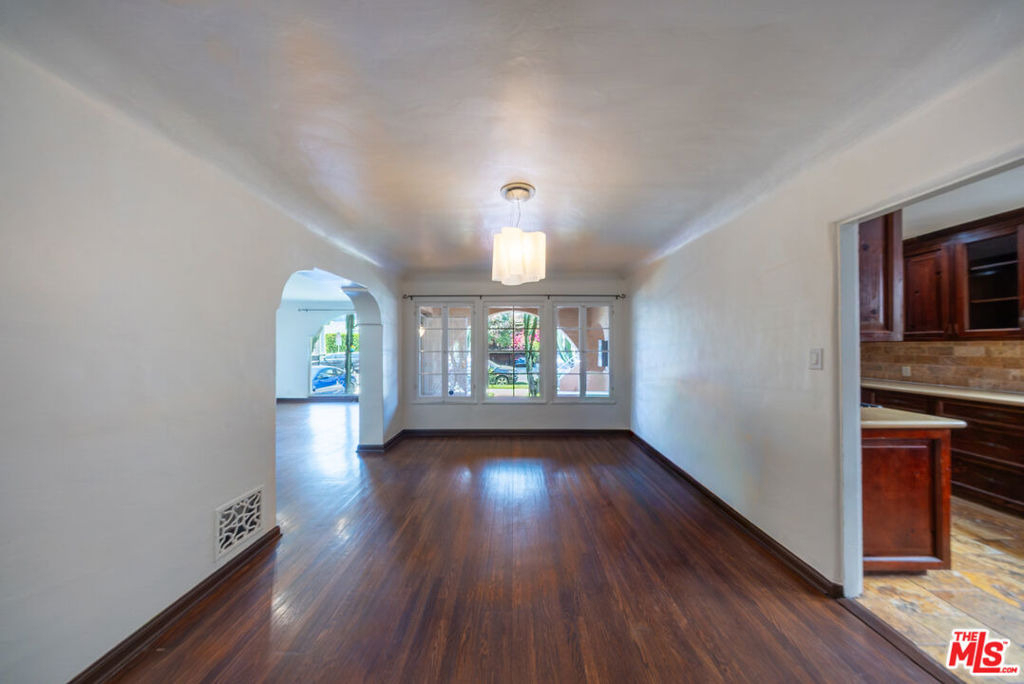 8232 Blackburn Avenue - Photo 3