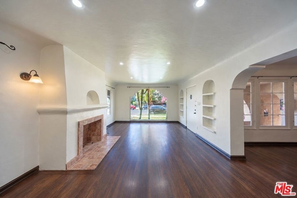 8232 Blackburn Avenue - Photo 2