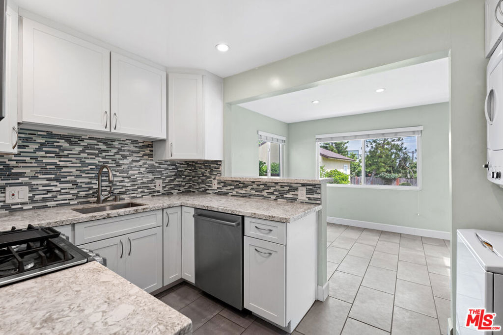 7746 Boeing Avenue - Photo 3