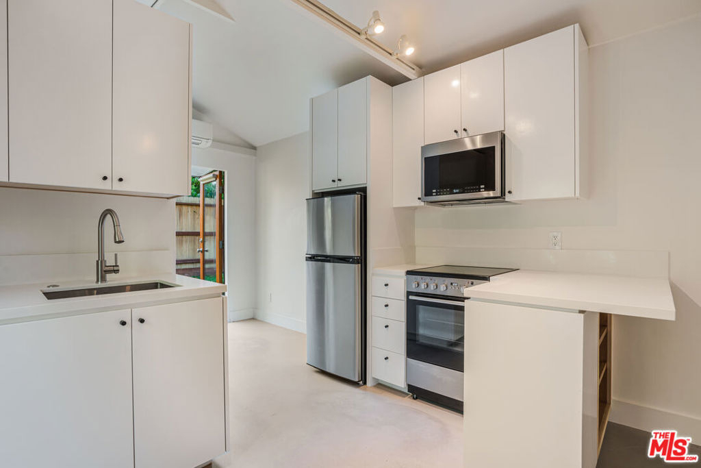 2401 32nd Street - Photo 5