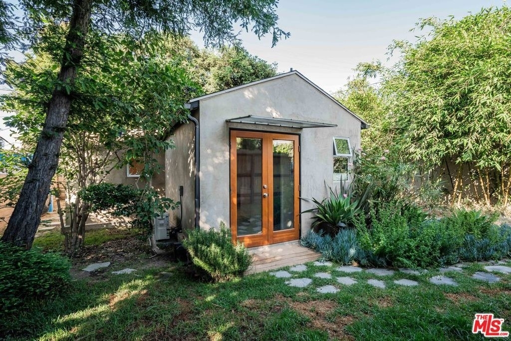 2401 32nd Street - Photo 0