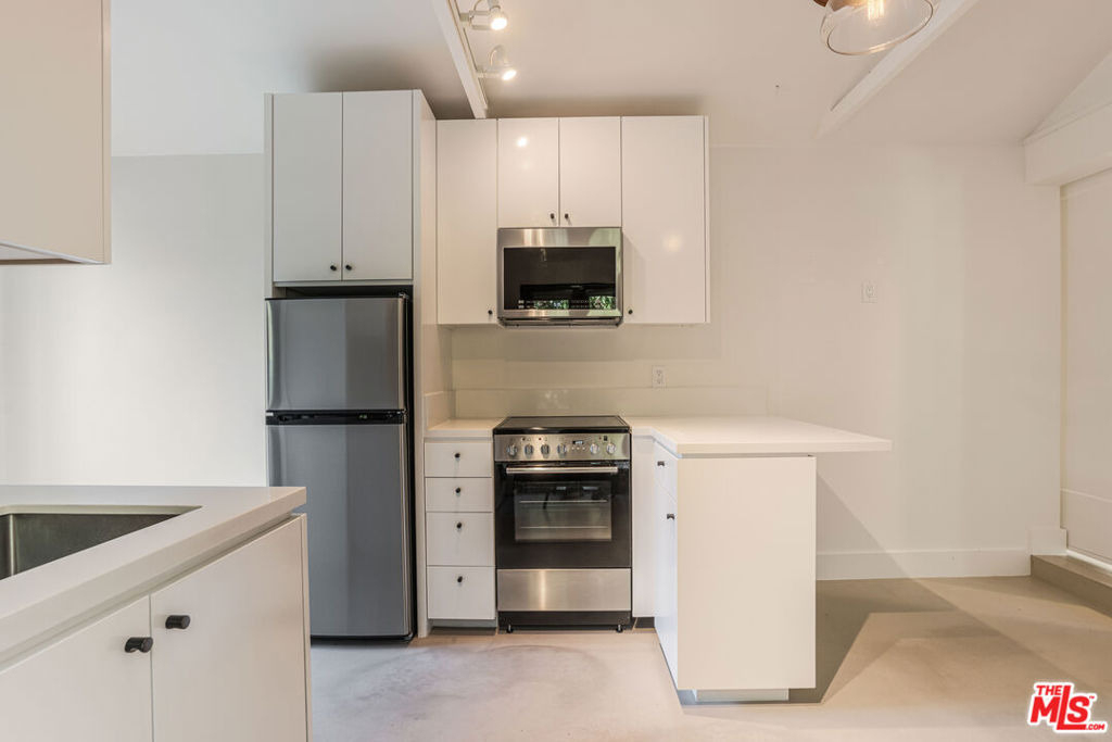 2401 32nd Street - Photo 6