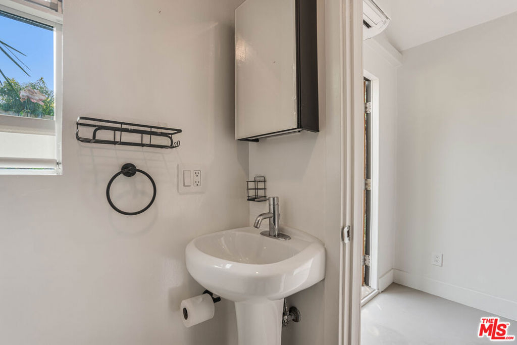 2401 32nd Street - Photo 11