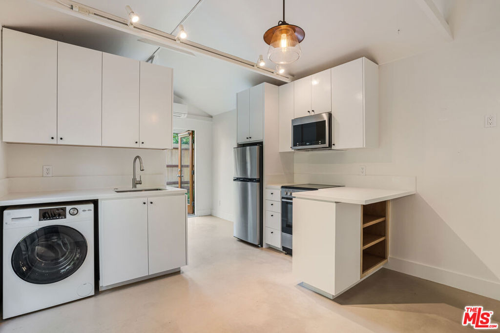 2401 32nd Street - Photo 4