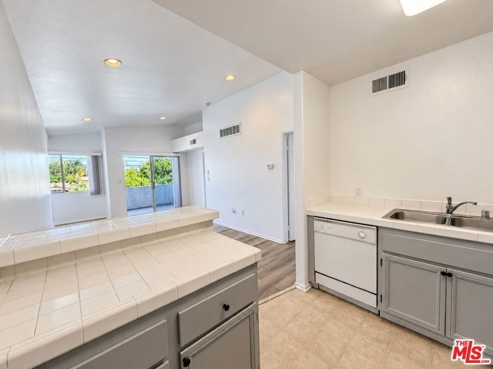 6545 Fulton Avenue - Photo 3