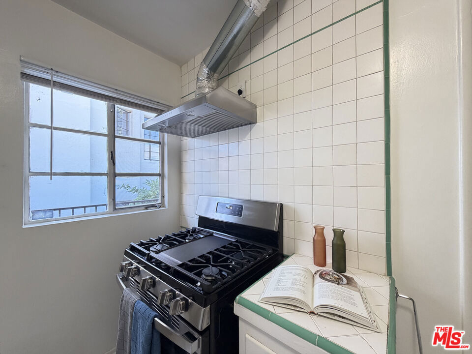 852 1/2 S Plymouth Boulevard - Photo 2