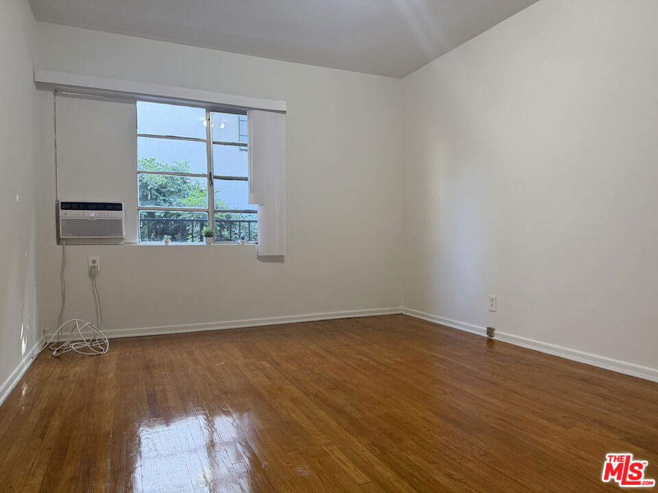 852 1/2 S Plymouth Boulevard - Photo 11