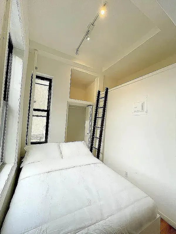 east 11th st - Photo 8