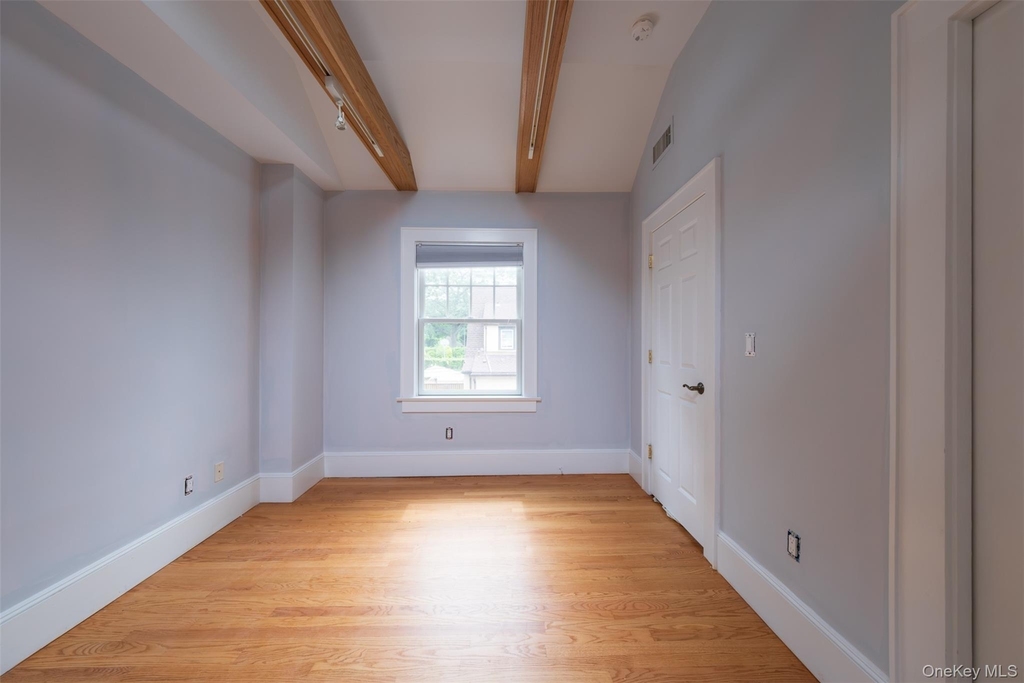 217 Larchmont Avenue - Photo 16