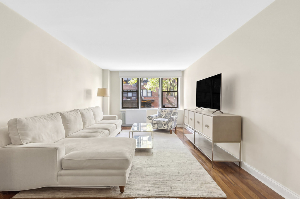201 E 15th Street - Photo 1