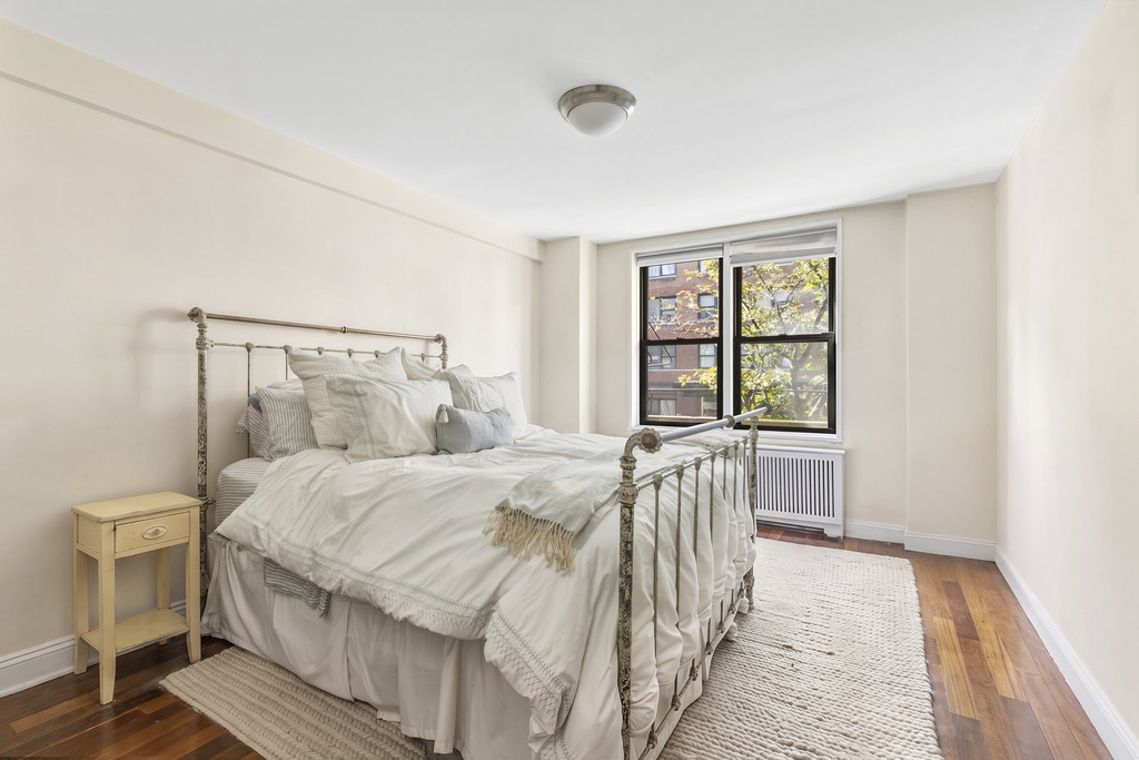 201 E 15th Street - Photo 3