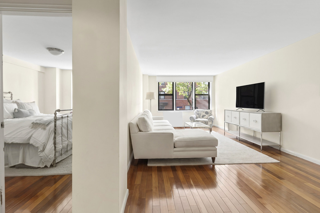 201 E 15th Street - Photo 2