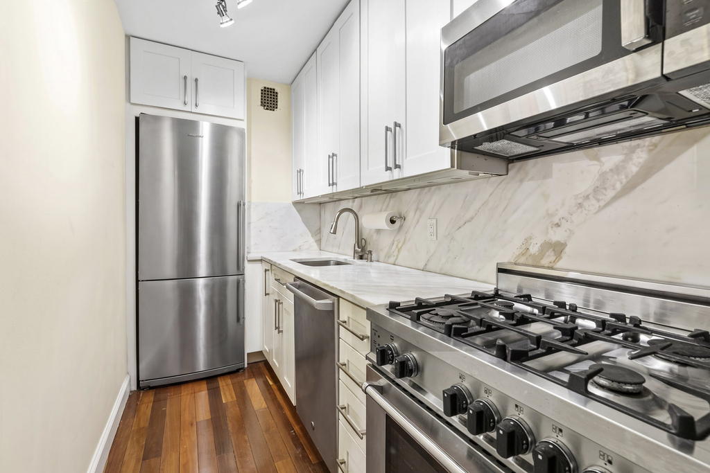 201 E 15th Street - Photo 4