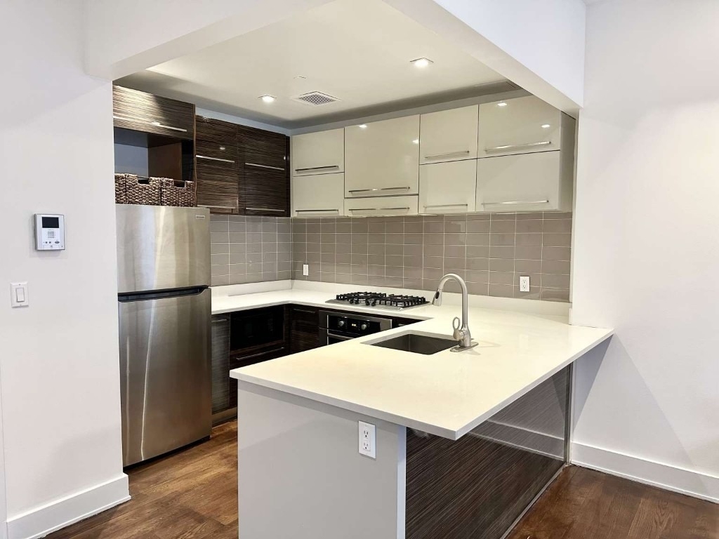 26-26 Jackson Avenue - Photo 2
