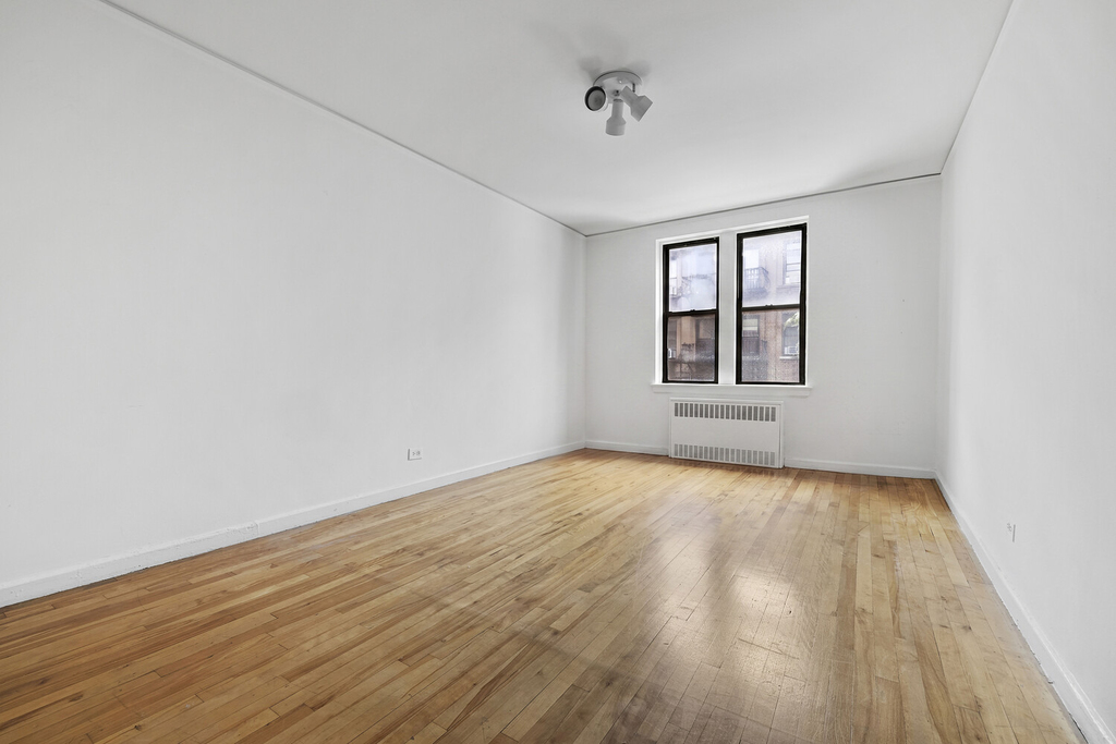 305 W 18th Street - Photo 6
