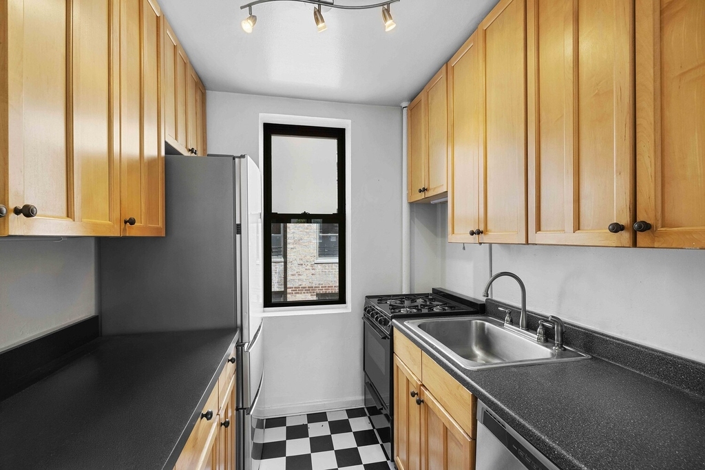 305 W 18th Street - Photo 3