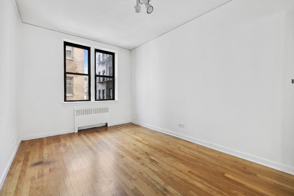 305 W 18th Street - Photo 7
