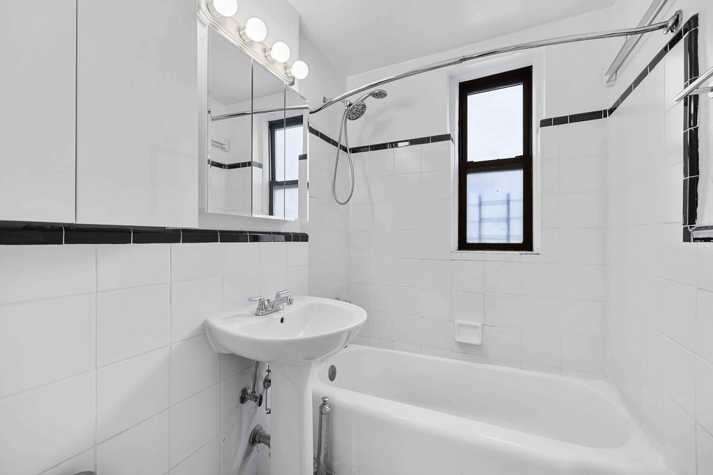 305 W 18th Street - Photo 4