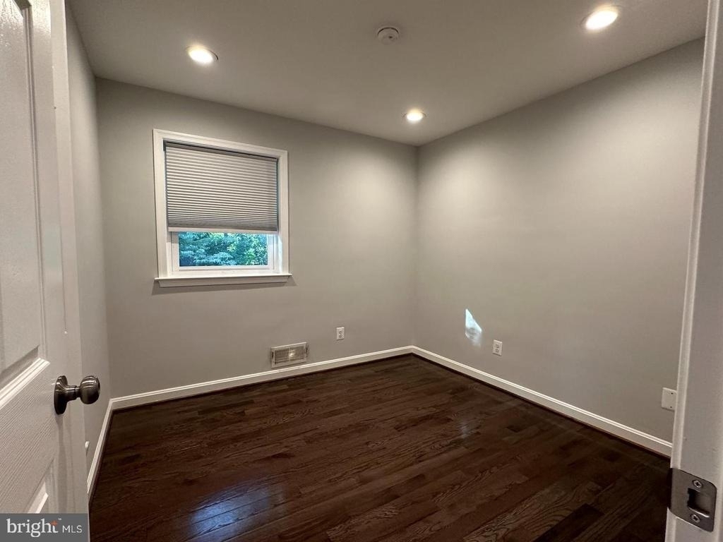 7512 Allan Avenue - Photo 9