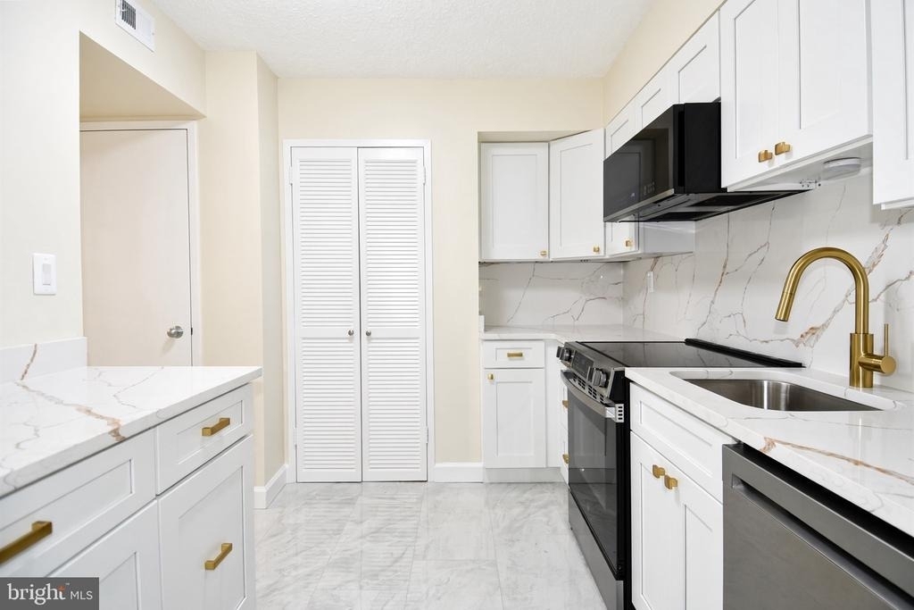 1808 Old Meadow Road - Photo 13