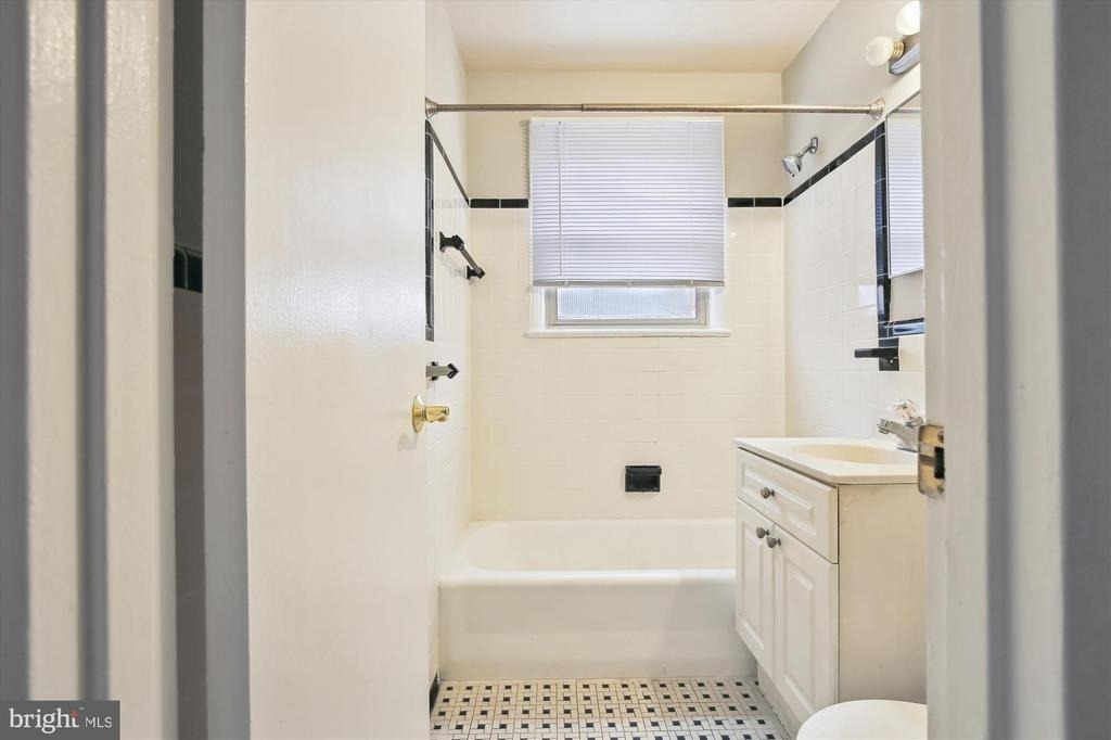 2030 N Woodrow Street N - Photo 16