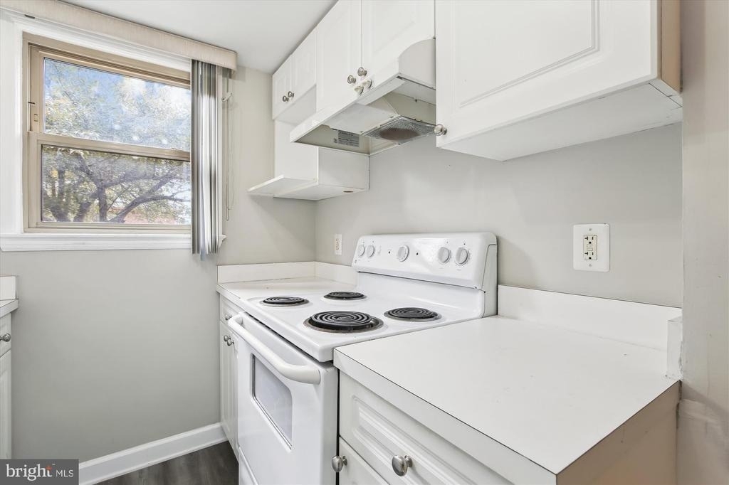 2030 N Woodrow Street N - Photo 9