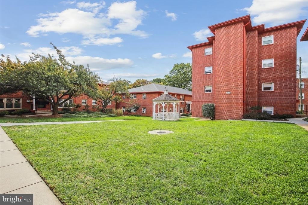 2030 N Woodrow Street N - Photo 1