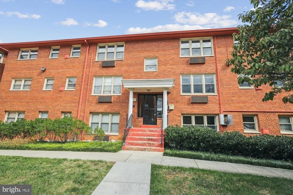 2030 N Woodrow Street N - Photo 0