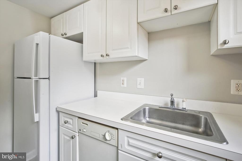2030 N Woodrow Street N - Photo 10