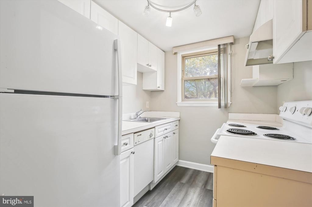 2030 N Woodrow Street N - Photo 8