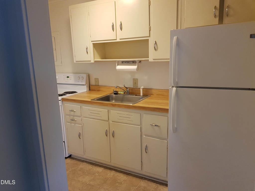 705 Daniels Street - Photo 3