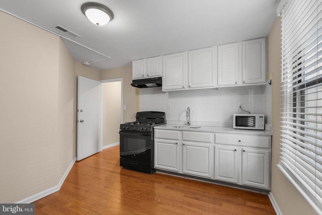 2319 Walnut Street - Photo 2
