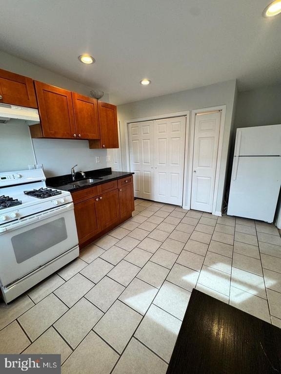 2554 S Alder Street - Photo 3