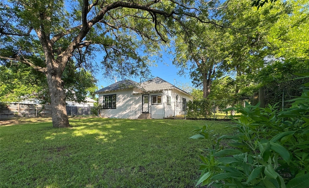 302 E Brenham St - Photo 2