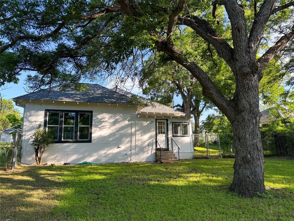 302 E Brenham St - Photo 32