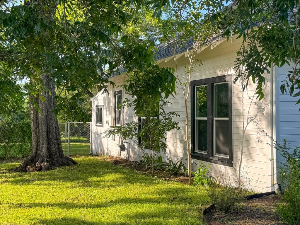 302 E Brenham St - Photo 28