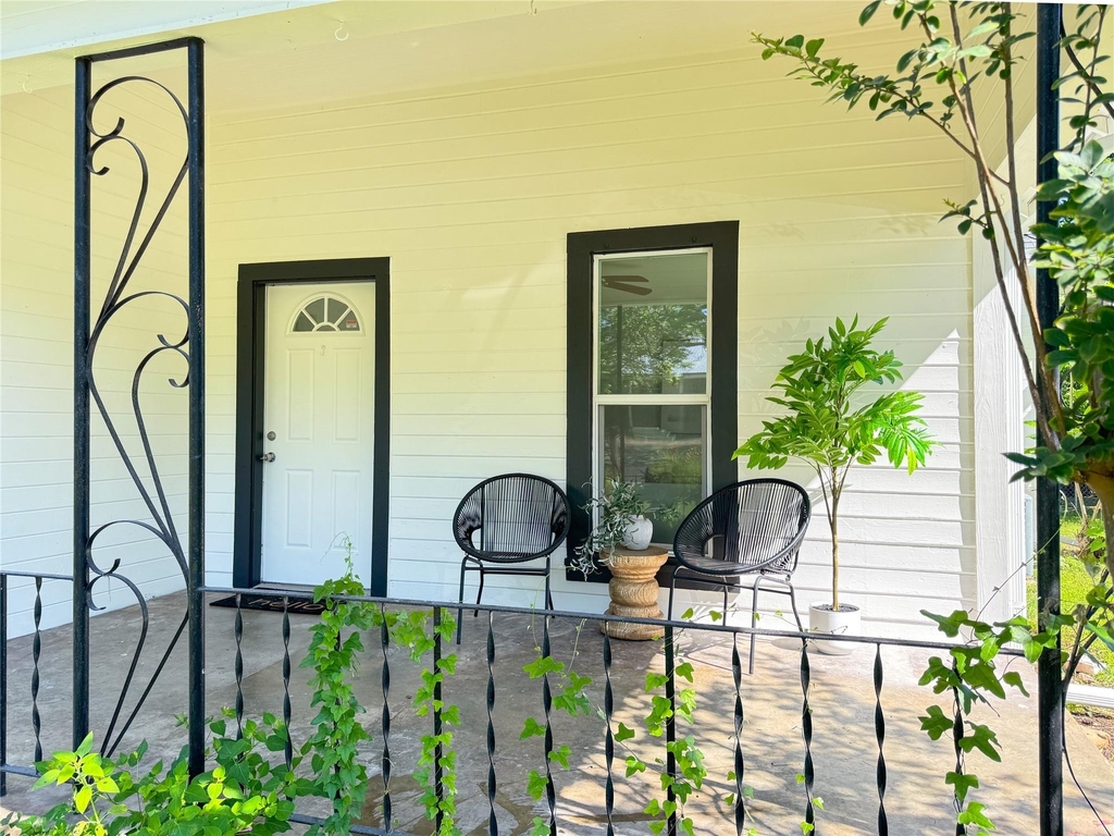 302 E Brenham St - Photo 1