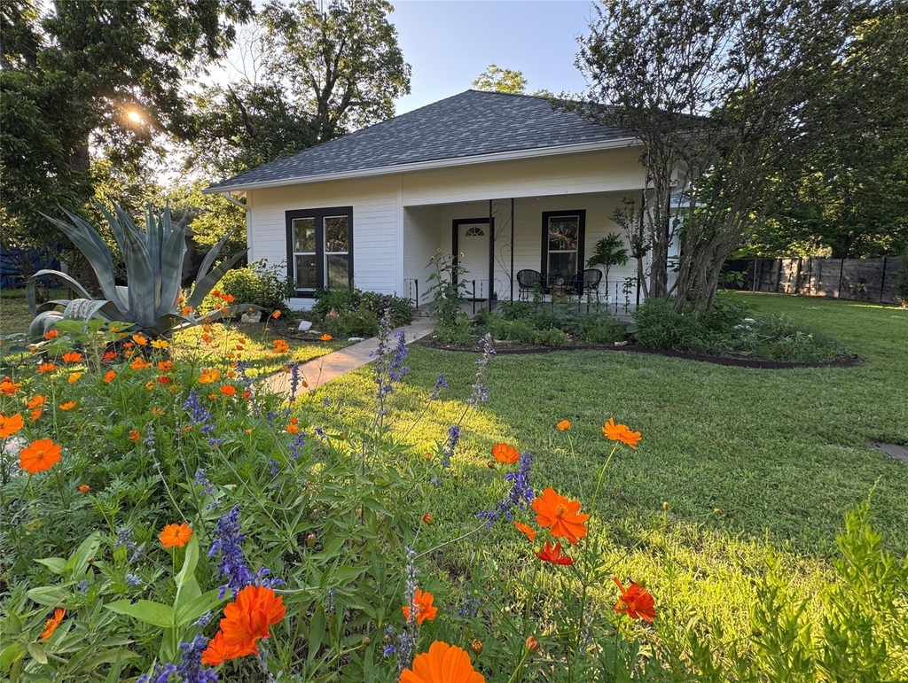 302 E Brenham St - Photo 0
