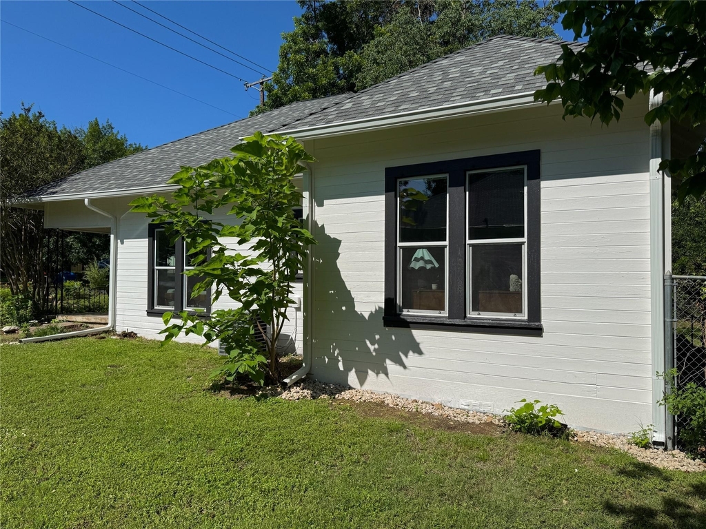 302 E Brenham St - Photo 27