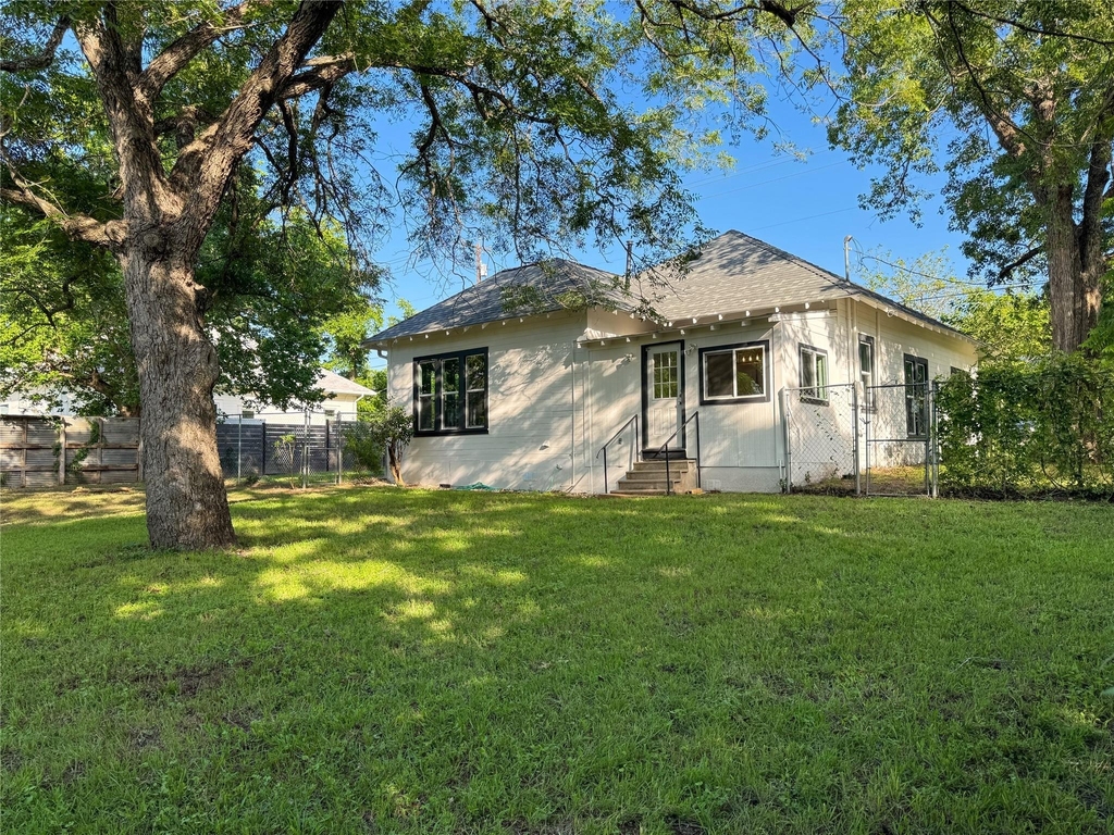 302 E Brenham St - Photo 31