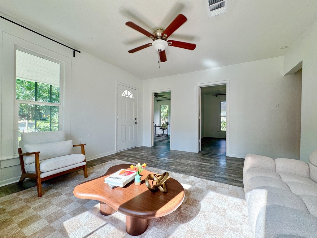 302 E Brenham St - Photo 7