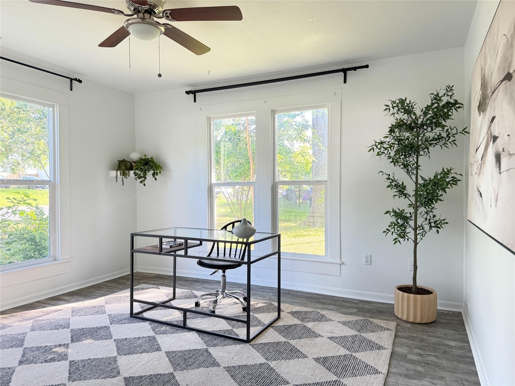 302 E Brenham St - Photo 19