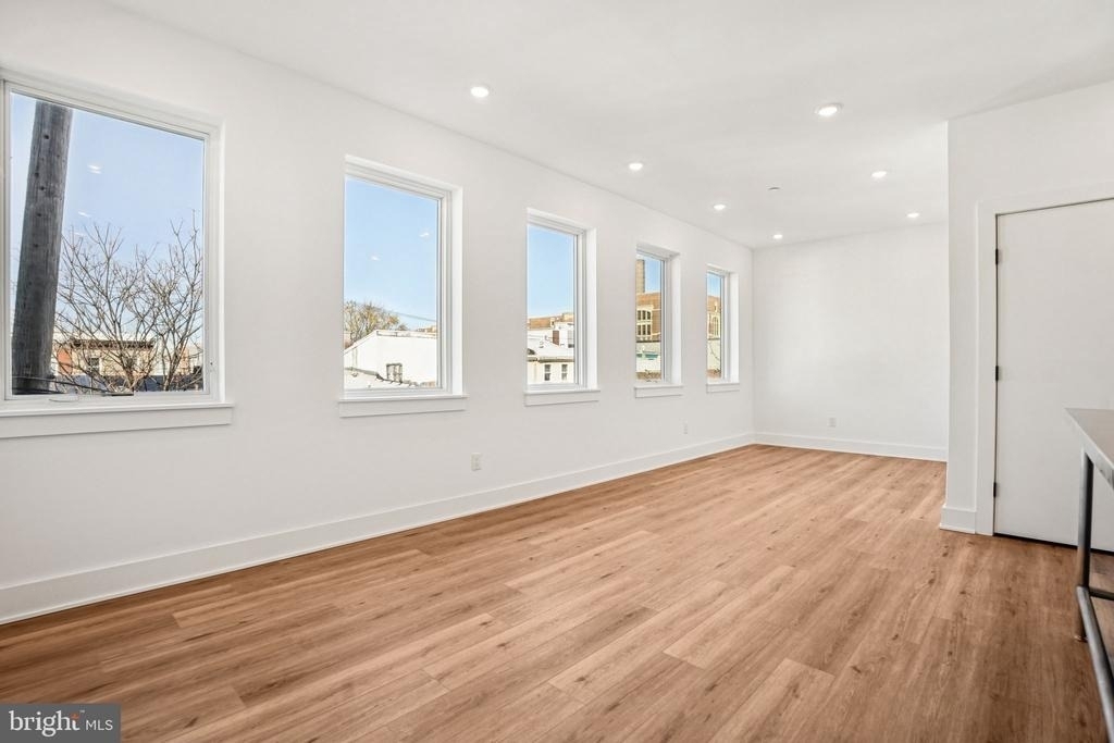2456 Frankford Avenue - Photo 3